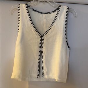 Elegant Sleeveless Knit Top with Contrast Trim